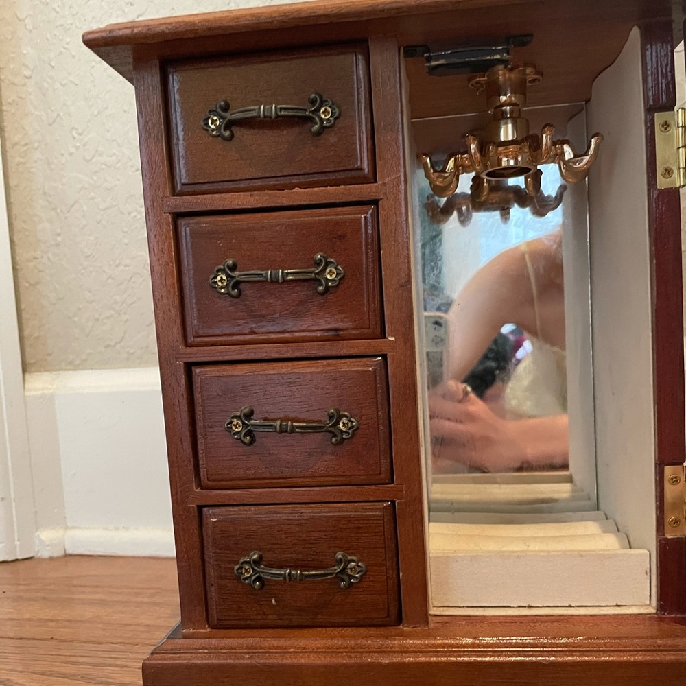 FREE W/ $40 PURCHASE Vintage jewelry box